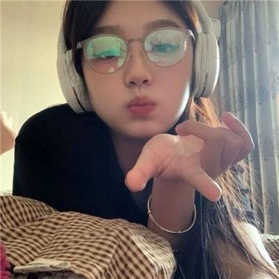 穿盔甲的少女